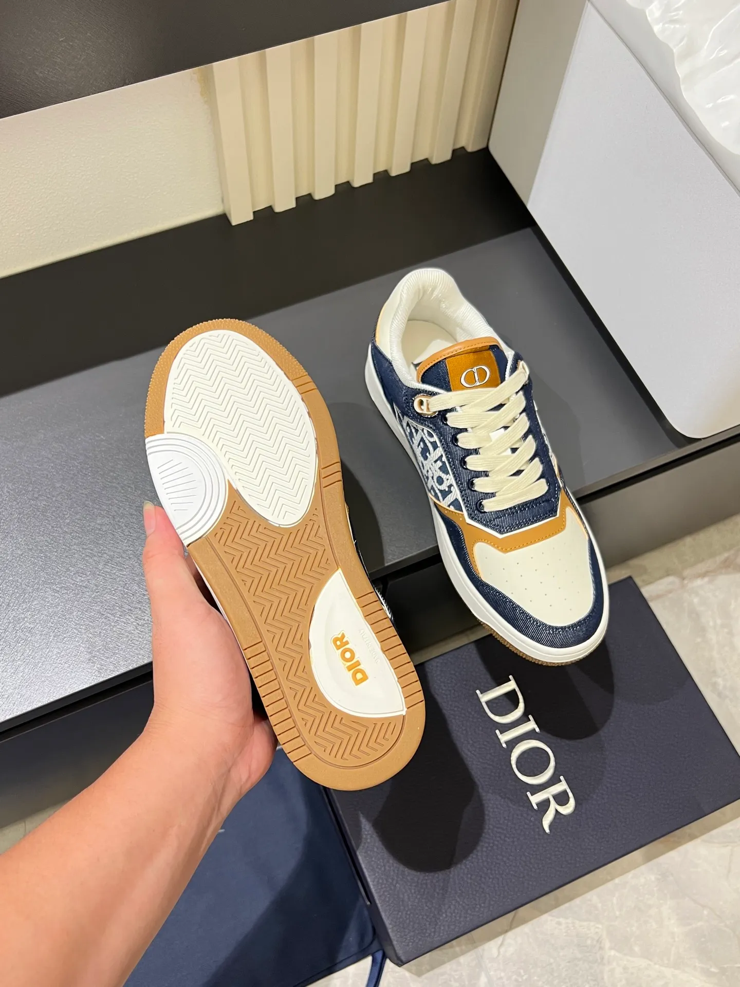 Men's shoes 💰p400 "Dio*" mid-top B27 casual sneakers. This B27 high-top sneaker is a new product in the series and continues Di*r's classic style. Crafted from gray and white smooth calf leather with beige and black Oblique print panels on the sides. The "CD Icon" shaped shoelace eyelets are clever and delicate, and the two-color rubber sole, rear collar and heel are all equipped with the brand's iconic details to enhance the style. Oblique printed straps at the ankle allow for an adjustable fit to complement the overall design. Fashionable and versatile, it can complement any look. Create an exquisite design with unique dynamic vitality and modern atmosphere, presented in low-top and high-top styles. This new must-have shoe adds a new dimension to Dior's archive heritage, embodying modern elegance. Purchase the original version and make it 1:1. If you need top quality, please come to me! Male 38-44!